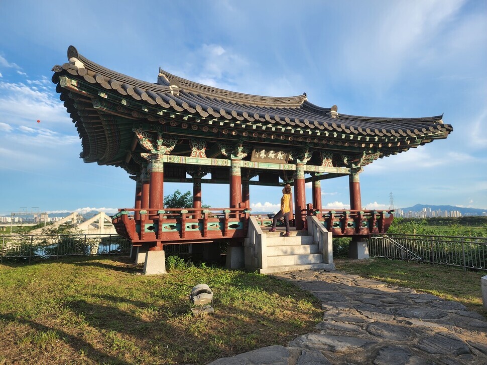Located on the Mangyeong River Route, Bibijeong is a famous vantage point for watching the sunset.