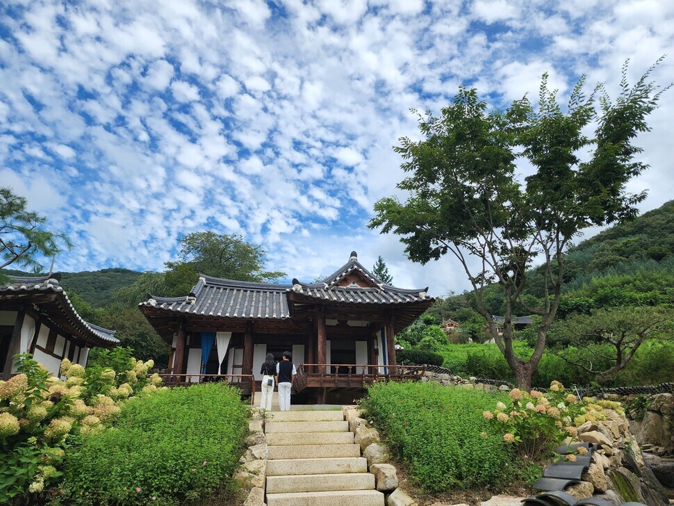 Soyang Goyang Hanok Stay is located in the Oseong Hanok Village in Wanju County.