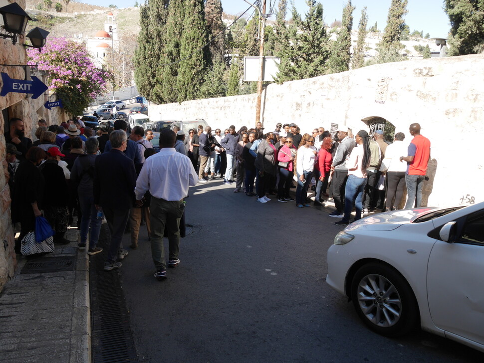 성지 순례를 위해 예루살렘 감람산의 좁은 골목길을 오르내리는 순례객들. 조현 종교전문기자