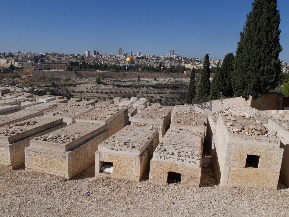 유대인 공동묘지 너머에 예루살렘 성곽 가운데 예루살렘 성전이 보인다. 조현 종교전문기자