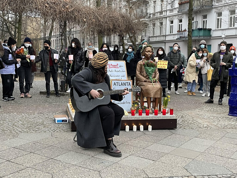 A rally takes place at the Statue for Peace in Berlin, Germany, in March 2021 after a white man killed six women of Asian descent in a shooting spree in Atlanta, Georgia, in the US. (Yonhap)