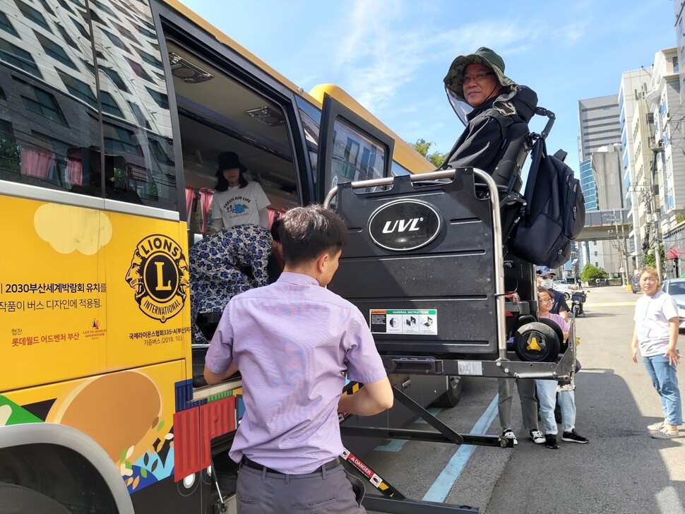 ‘나래버스’에 휠체어 장애인이 리프트(동력을 사용하여 사람이나 화물을 아래위로 나르는 장치)를 이용해 오르고 있다. 김광수 기자