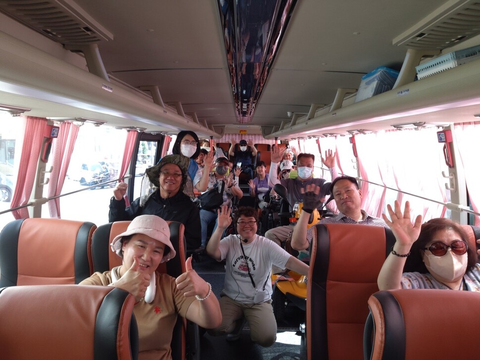 전국 최초 장애인 전용 시티투어버스 ‘나래버스’에 오른 탑승객들이 부산역을 출발하자 환호하고 있다. 김광수 기자