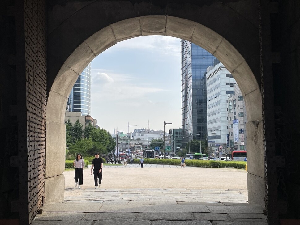 서울 남쪽으로 가는 삼남길은 숭례문에서 출발해 서울역을 관통한 뒤 청파로로 넘어간다. 숭례문의 홍예문 안에서 바라본 삼남길의 모습. 김규원 선임기자.