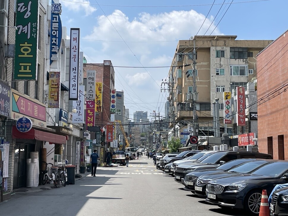 삼각지역 식당거리는 동작나루로 가는 삼남길인데, 대통령실과 국방부에 막혀있다. 김규원 선임기자.