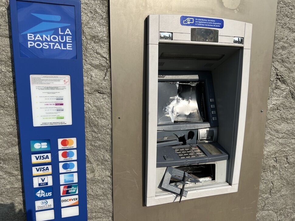 Amid protests over the police killing of an Algerian teen, an ATM screen was destroyed in Nanterre, France. (Noh JI-won/The Hankyoreh)