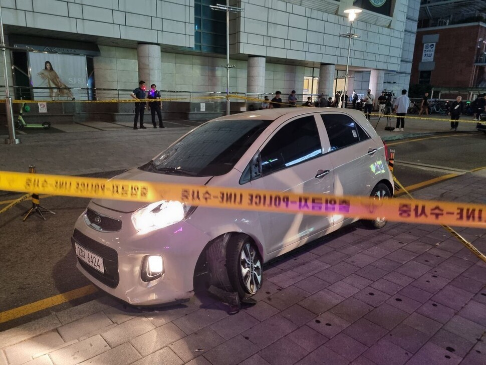The area surrounding Seohyeon Station in Seongnam, south of Seoul, was thrown into chaos on the night of Aug. 3 when a man drove his car, shown here, onto a sidewalk, hitting pedestrians, then went on a rampage with a knife at a nearby mall. (Kim Ga-yoon/The Hankyoreh)