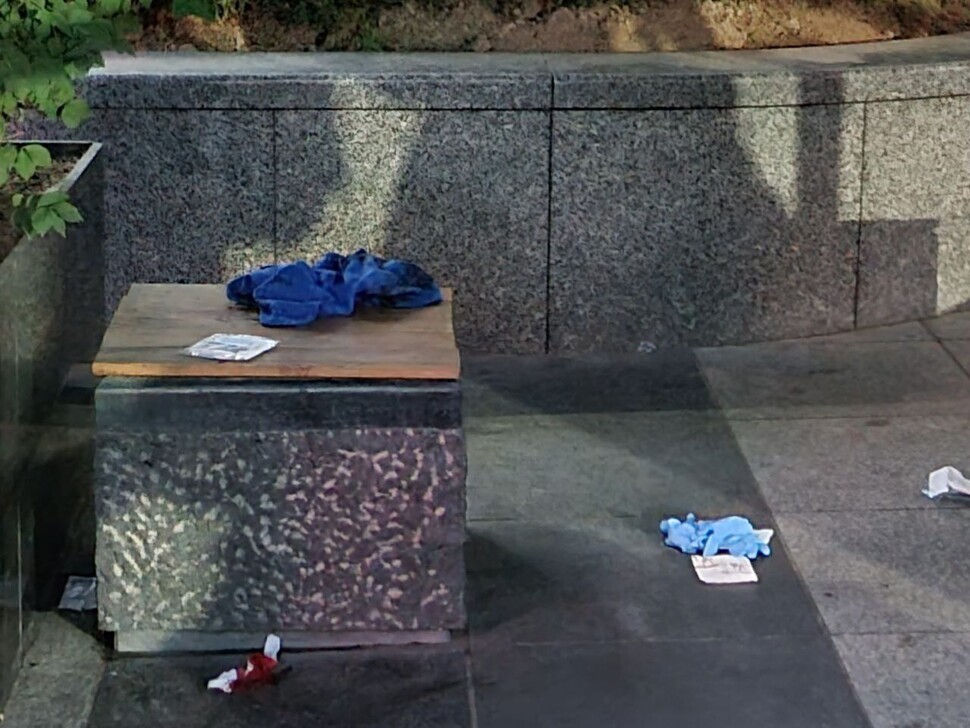 A bloodied tissue and other objects remained on the ground outside Seohyeon Station on the night of Aug. 3, after a man went on a rampage with a knife. (Kim Ga-yoon/The Hankyoreh)