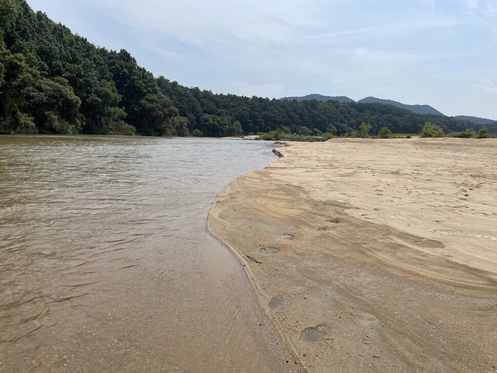 2023년 8월2일 회룡포의 모래밭과 얕은 모래여울은 모래가 많고 강바닥이 느린 한국 강의 특징을 잘 보여준다. 김규원 선임기자