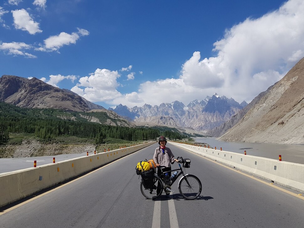 2019년 7월15일 파키스탄 카라코람 하이웨이에서 1년2개월째 여정을 함께한 자전거 ‘바다'와 함께 있는 신혜정씨. 이 구간은 동행한 자전거 여행자가 있어 제대로 된 사진을 찍을 수 있었다. 조수현 제공