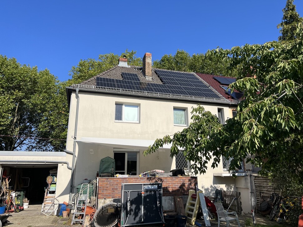 독일 베를린에 살고 있는 프셰미스와프 유시비아크의 집 지붕에 태양광 패널이 설치된 모습이 보인다.