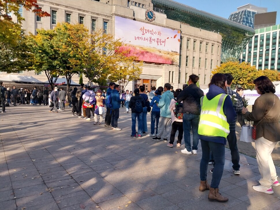 이태원 참사 1주기인 2023년 10월29일 서울광장 분향소에 헌화하려는 시민들이 길게 줄을 서 있다. 신다은 기자