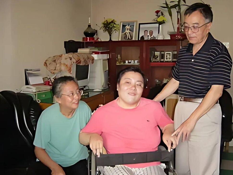 탈륨 중독 사건의 피해자인 주링(가운데)의 죽음은 중국에서 ‘사라진 정의’를 상징한다. 바이두 갈무리
