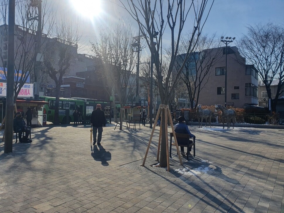 2024년 1월8일 재정비사업을 마친 서울 중랑구 면목역광장에서 주민들이 산책하고 있다. 손고운 기자