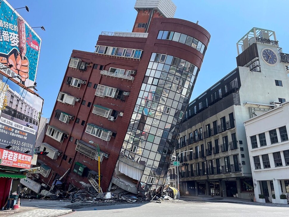 2024년 4월3일 오전 발생한 규모 7.2의 지진으로 대만 동부 화롄현 도심의 8층 빌딩이 쓰러져 있다. AFP 연합뉴스