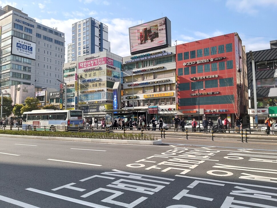 지난 4일 오후 부산진구 서면 롯데백화점 건너편 비알티(BRT) 정류장에서 승객들이 햇볕을 맞으며 버스를 기다리고 있다. 김광수 기자