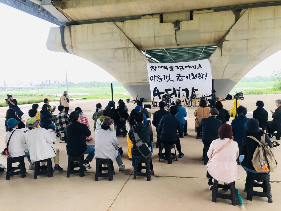 세종보 상류의 천막 농성장에선 `슬기로운 천막 생활’이란 이름으로 다양한 문화 활동이 벌어지고 있다. 2024년 5월6일 밴드 프리버드와 편경열의 공연 모습. 대전충남녹색연합 제공.