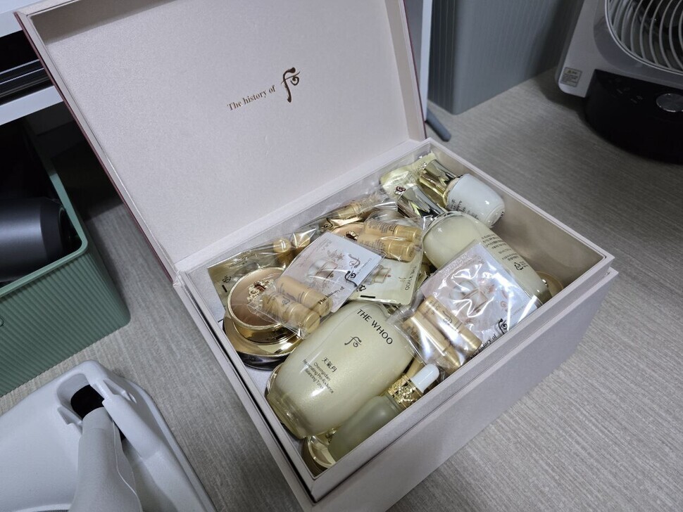 A skin care set that Park had gifted his wife for her birthday earlier this month, on June 16, which she never had the chance to use. (Kim Ga-yoon/Hankyoreh)