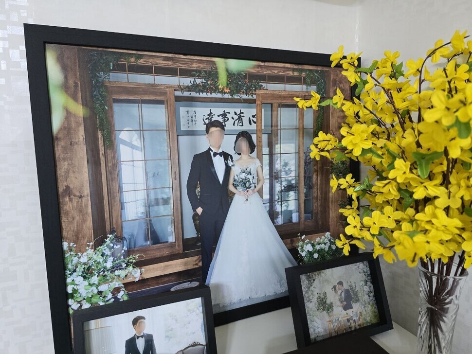 Wedding photos of Park and his wife from 2019. Park’s wife was one of the 23 workers who died in the recent fire at a lithium battery factory in South Korea. (Kim Ga-yoon/Hankyoreh)