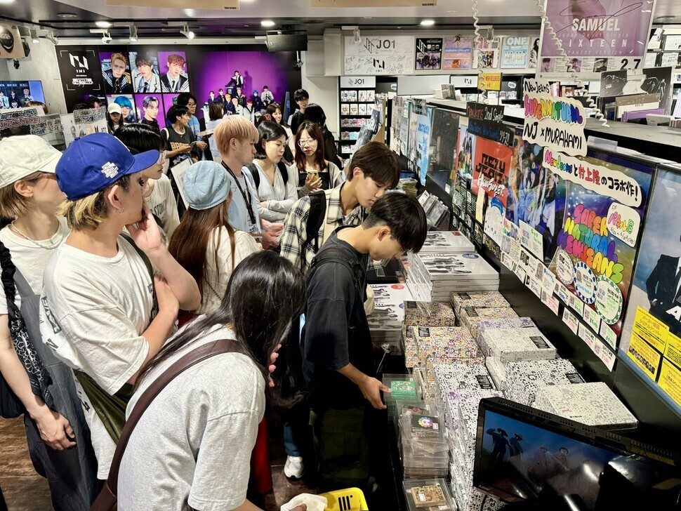 The K-pop corner in Tower Records in Tokyo’s Shibuya bustles with customers there to purchase NewsJeans albums on June 27, 2024. (Suh Jung-min/Hankyoreh)