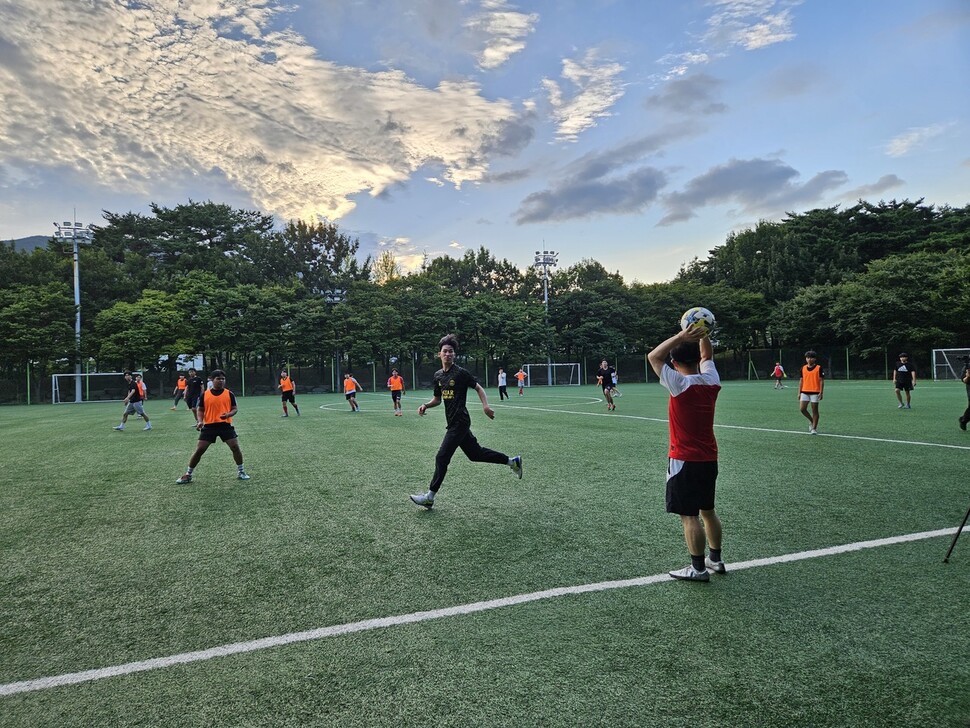 2024년 8월16일 오후 부산 금정구의 한 축구장에서 만사소년FC가 연습경기를 하고 있다. 천 판사가 스로인을 준비하고 있다. 천 판사 바로 앞 검정 유니폼을 입은 선수가 서울 2024 홈리스월드컵 국가대표팀 주장 김성준이다. 류석우 기자