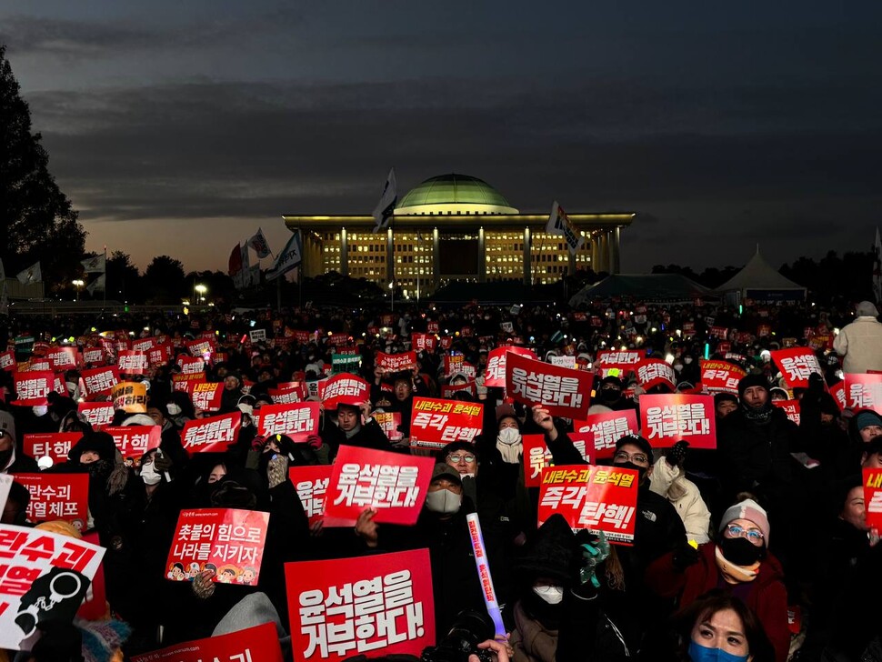 2024년 12월7일 국민의힘 의원 105명이 윤석열 대통령 탄핵소추안 표결조차 참여하지 않고 불참한 상태에서, 우원식 의장이 국민의 힘 의원들 투표 참여를 독려하며 기다리고 있다. 국회 바깥에서는 시민들이 ‘국민의힘 투표 참여’, ‘윤석열을 거부한다’ 등의 구호를 외치며 영하의 날씨를 견디며 표결 결과를 지켜보고 있다. 이종근 기자