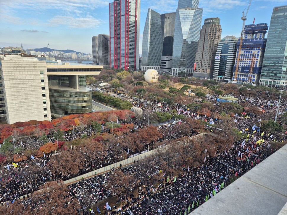 2024년 12월7일 윤석열 대통령 탄핵 표결을 앞두고 서울 여의도 국회 앞에 ‘탄핵 가결’, ‘윤석열 탄핵’ 등의 구호를 외치는 시민들로 거리에 발 디딜 틈이 없다. 류우종 기자
