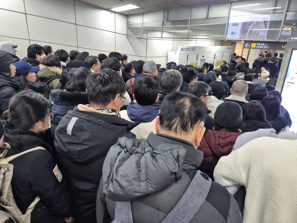 2024년 12월7일 윤석열 대통령 탄핵 표결을 앞두고 서울 여의도에서 열리는 ‘탄핵 촉구 집회’ 에 참석하려는 시민들로 지하철역사에 사람들이 가득하다. 류우종 기자