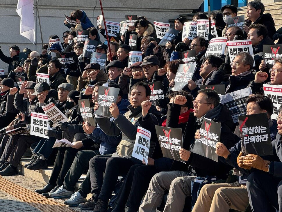 2024년 12월14일 ‘언론자유 말살 윤석열 탄핵 촉구 범언론인 결의대회’가 서울 한국방송 본관 앞에서 열렸다. 이종근 기자