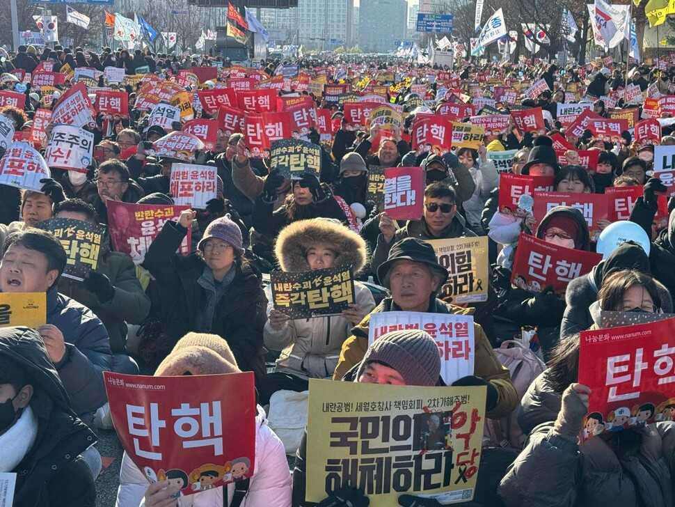 2024년 12월14일 ‘내란죄 피의자’ 윤석열 대통령 탄핵소추안 두 번째 표결을 앞두고 서울 여의도 국회 앞 국회대로와 의사당대로, 여의도공원로에 시민들이 손팻말을 들고 ‘윤석열 탄핵’을 외치고 있다. 이종근 기자