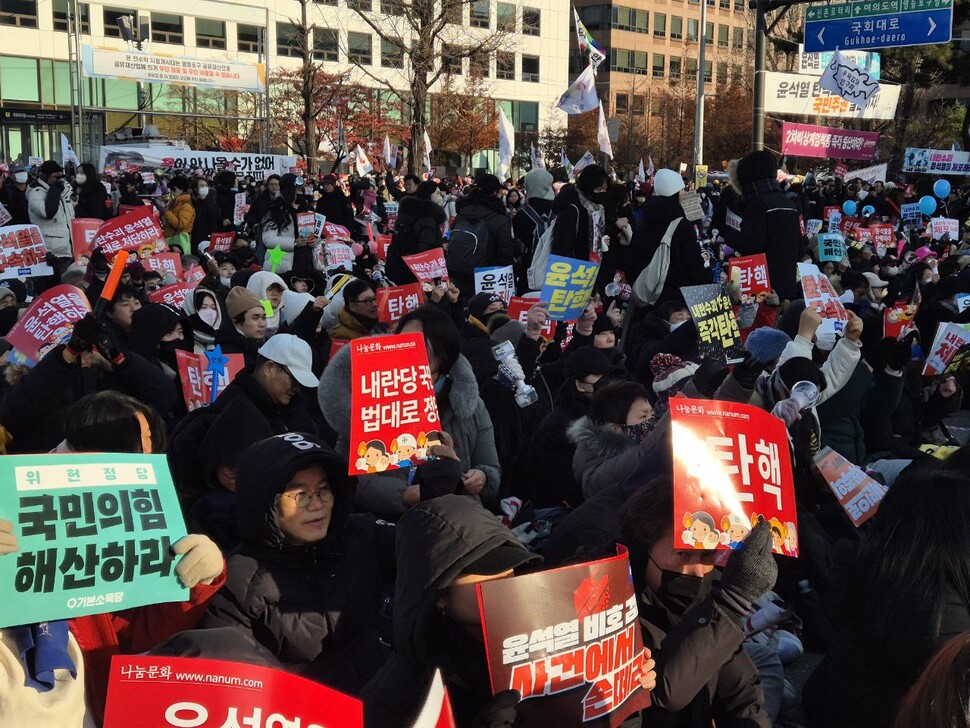 2024년 12월14일 ‘내란죄 피의자’ 윤석열 대통령 탄핵소추안 두 번째 표결을 앞두고 서울 여의도 국회 앞 국회대로와 의사당대로, 여의도공원로에 시민들이 각양각색의 깃발을 들고 ‘윤석열 탄핵’을 촉구하고 있다. 류우종 기자