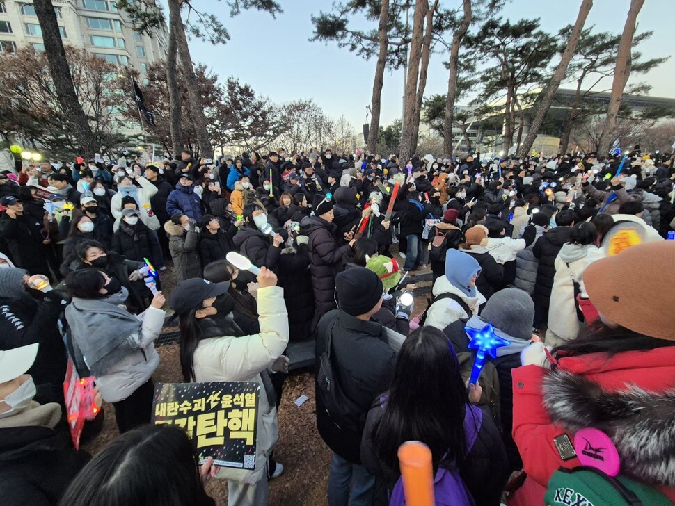 2024년 12월14일 윤석열 대통령 탄핵안 가결이 선포되자 여의도에 모인 시민들이 환호하고 있다. 류우종 기자