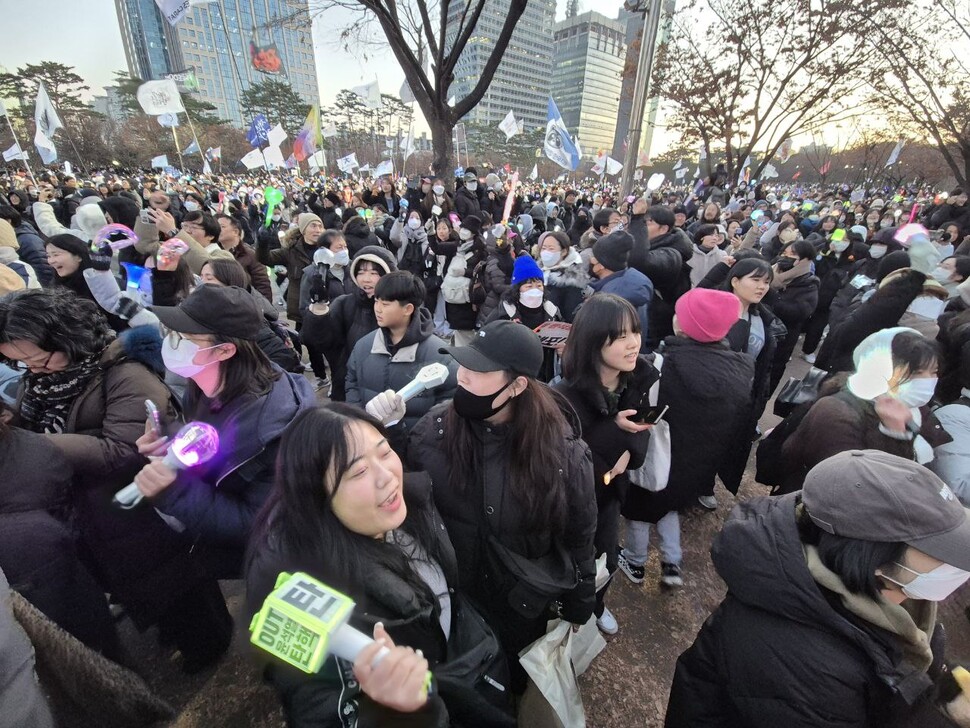 2024년 12월14일 윤석열 대통령 탄핵안 가결이 선포되자 여의도에 모인 시민들이 환호하고 있다. 류우종 기자