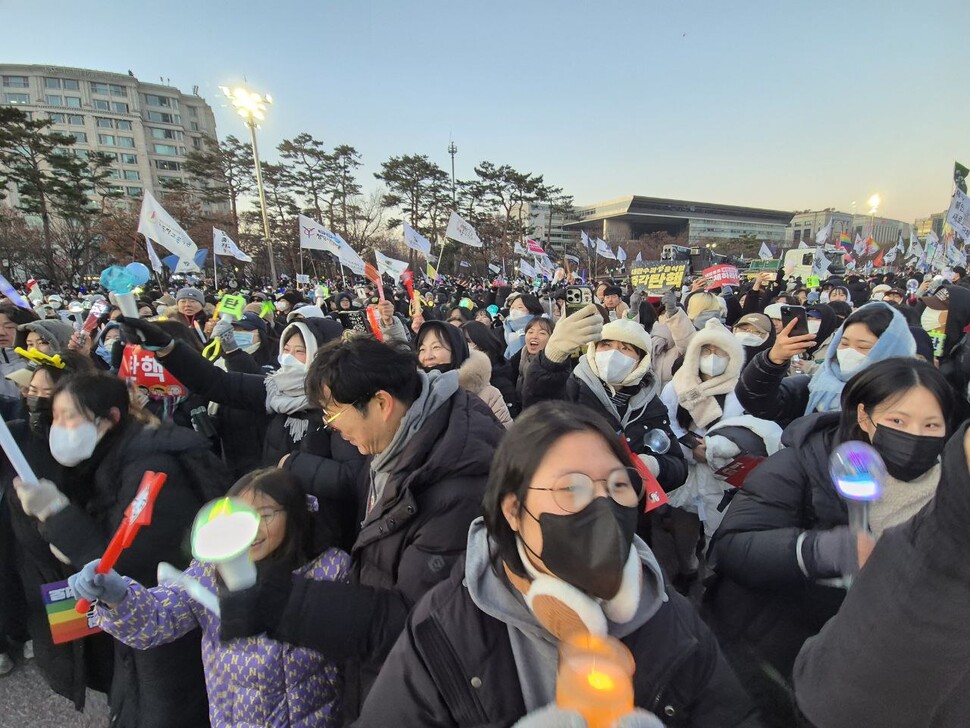 2024년 12월14일 윤석열 대통령 탄핵소추안이 국회 본회의에서 204표 찬성표를 얻어 통과하자 시민들이 응원봉을 들고 기뻐하고 있다. 류우종 기자