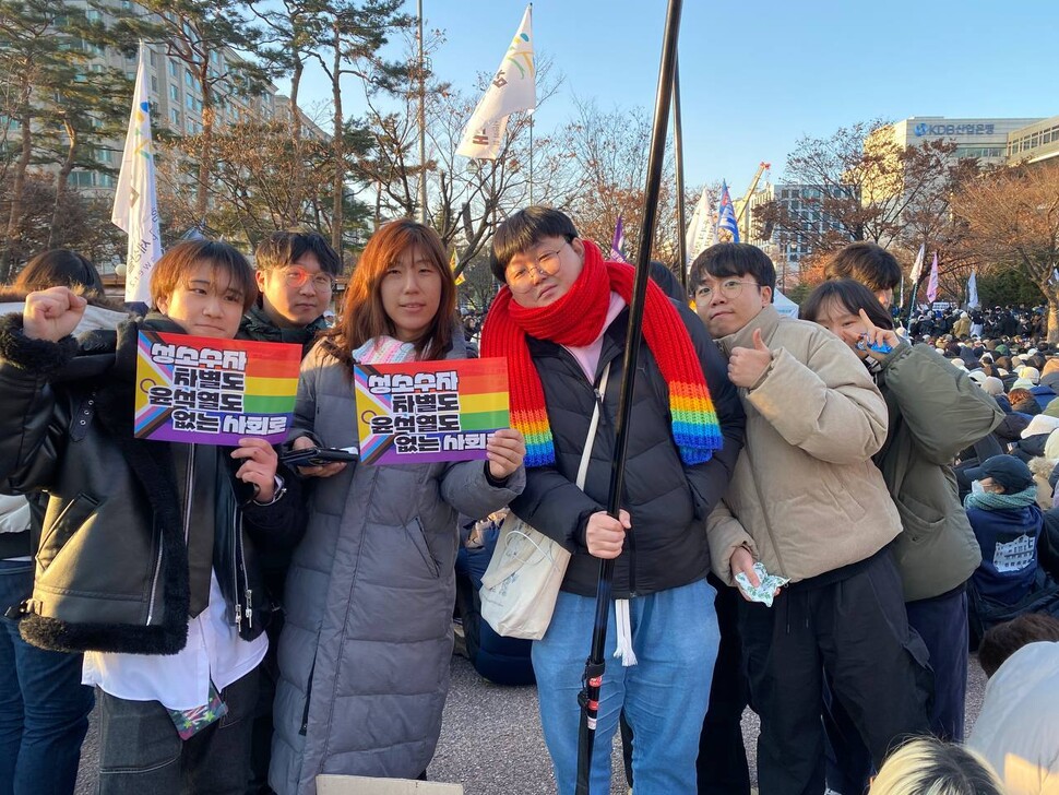 박한희(앞줄 왼쪽 둘째) 성소수자차별반대 무지개행동 집행위원. 본인 제공