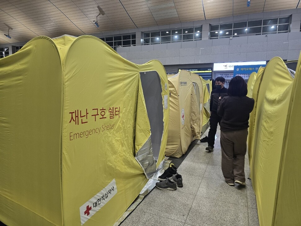 무안국제공항 안에 마련된 재난 구호 쉘터. 미취학 아동으로 보이는 어린아이는 숨바꼭질 놀이를 했고, 한 쪽에선 “산 사람은 살아야 한다”며 여성 노인 두명이 껴안고 울었다.