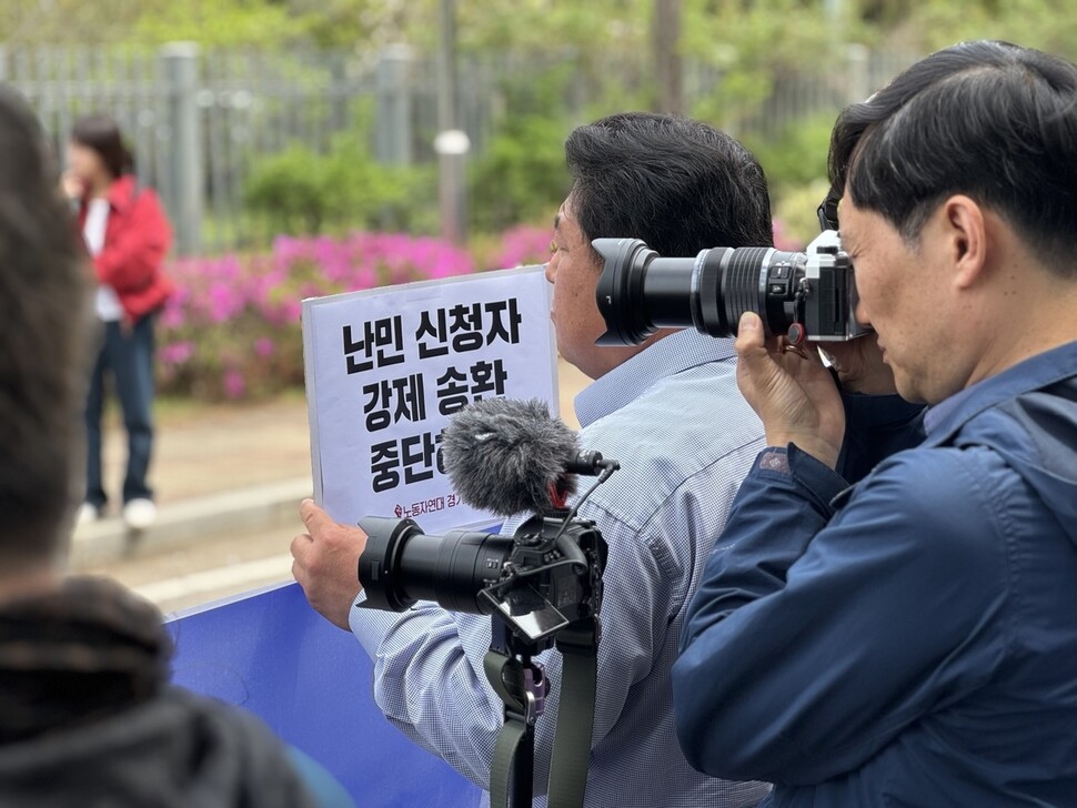 2025년 4월30일 오전, 전국 이주인권시민사회단체가 정부서울청사 앞에서 4월23일 화성외국인보호소 앞에서 발생한 인권 탄압을 규탄하는 기자회견을 열고 있다. 이주구금대응네트워크 제공