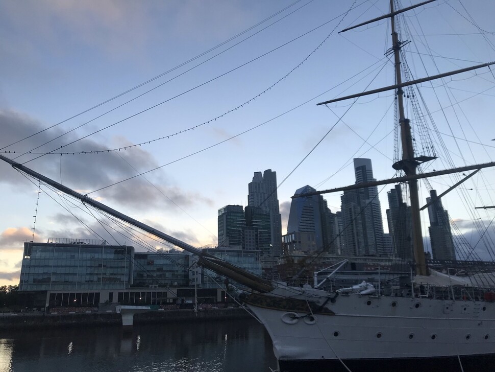 부에노스아이레스의 새벽 항구에서 범선을 만났다. 사진 신동호 제공