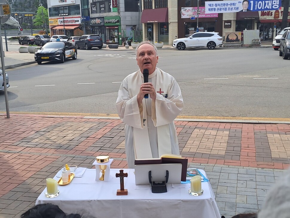 2025년 5월21일 강원도 삼척시 남양동 삼척우체국 앞에서 129번째 탈탈탈 기후미사가 열린 가운데 성골롬반외방선교회 함페트릭신부가 강론하고 있다. 성원기 제공