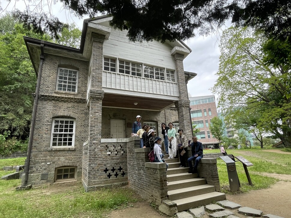 지난 16일 광주에서 가장 오래된 서양식 주택(1910년 건축 추정)인 ‘우일선(윌슨) 선교사 사택’에서 방문객들이 기념사진을 찍고 있다.