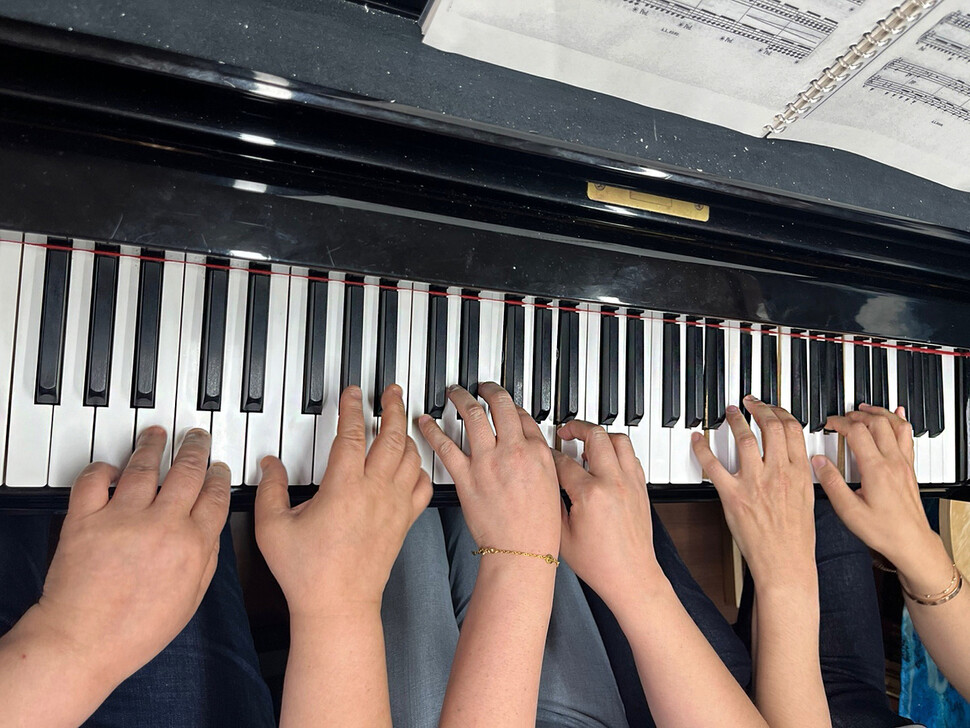 최은경(왼쪽부터), 강은하, 오정선 연주자가 하나의 피아노 건반 위에서 여섯 개의 손으로 연주하고 있다. 뮤지카듀오 제공