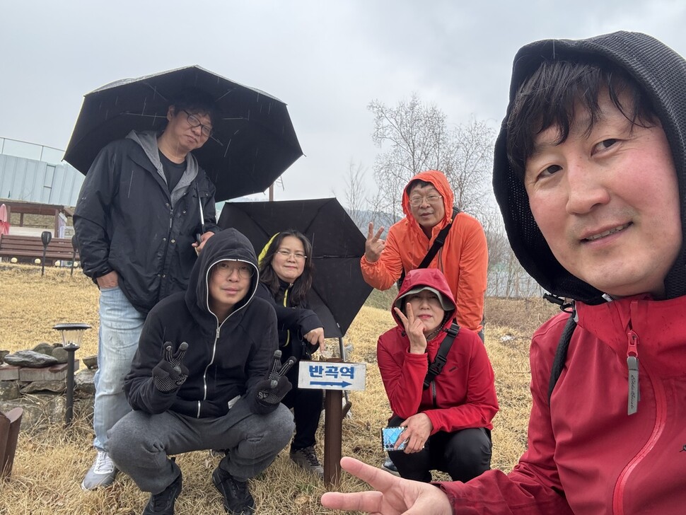 원주 지역 사회적 경제 분야에서 활동하는 활동가들이 모여 만든 건강소모임 ‘협동건강챌린지’에 참여하는 구성원들이 지난 4월5일 원주 바람길 걷기를 마치고 기념 촬영을 하고 있다. 장성면씨 제공.
