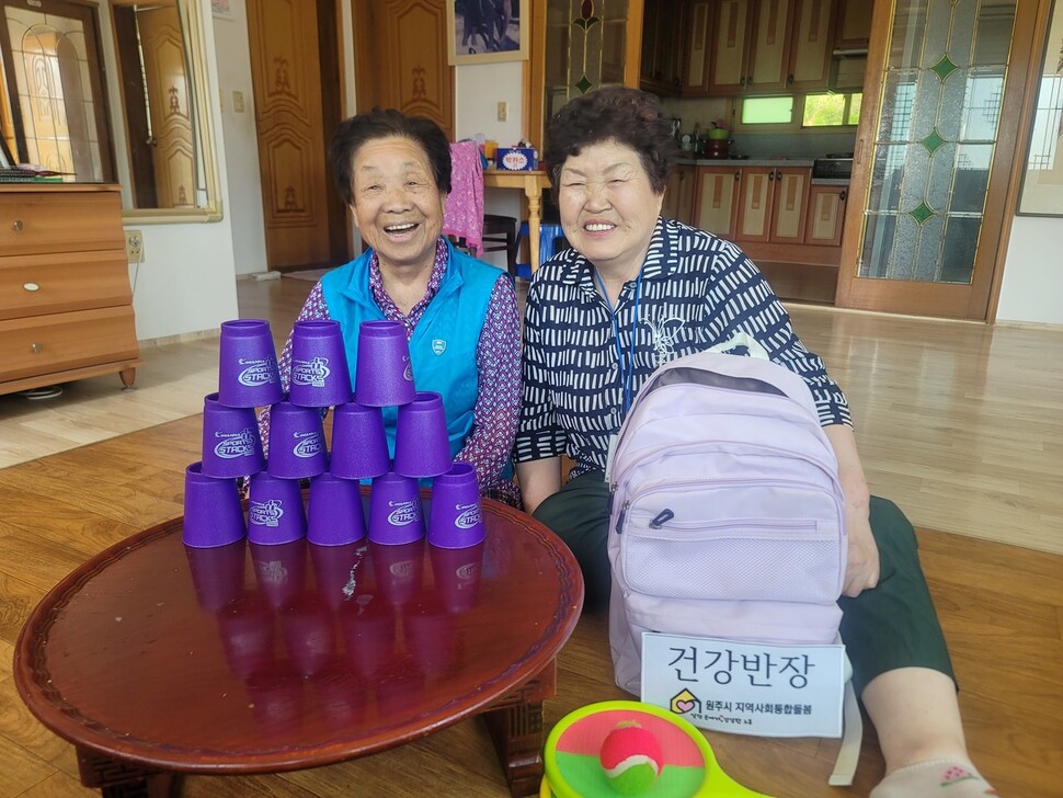 김희용(92) 할머니(왼쪽)와 건강 반장 조영식(73)씨가 인터뷰를 마치고 환하게 웃으며 기념촬영을 하고 있다.
