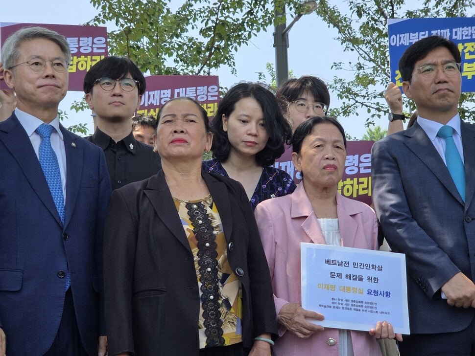 한베평화재단을 비롯한 시민단체들이 모여있는 ‘베트남전쟁 문제의 정의로운 해결을 위한 시민사회 네트워크’가 23일 오전 11시 용산 대통령실 앞에서 기자회견을 열고 대통령실과의 면담 내용을 발표하고 있다. 박찬희 기자 <a href="mailto:chpark@hani.co.kr">chpark@hani.co.kr</a>