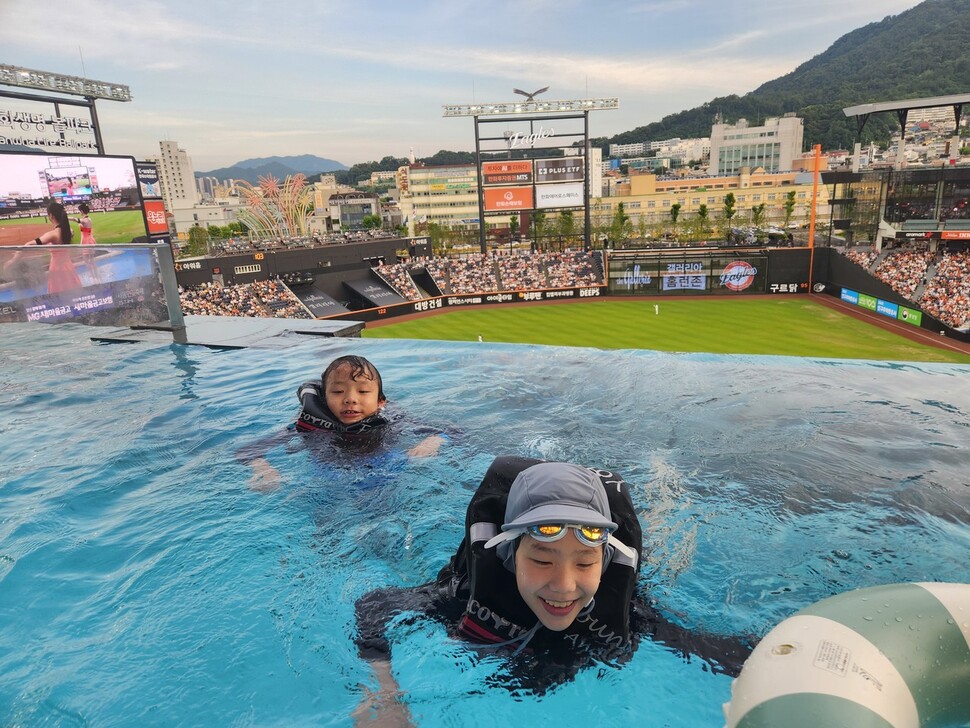 Children who visited Hanwha Life Ball Park on the 2nd are enjoying swimming in Infinity Pool on the 4th floor. Hanwha Life Ball Park was sold out for the 35th season. Hankyoreh reader