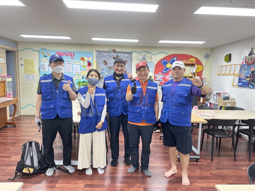 신중년 에어컨 청소전문가 사회공헌단의 3조인 김강표(왼쪽부터)씨, 성은경씨, 이규진씨, 권희택씨, 김두영씨가 지역아동센터에서 에어컨 청소 봉사를 끝내고 기념촬영을 하고 있다. 김두영씨 제공