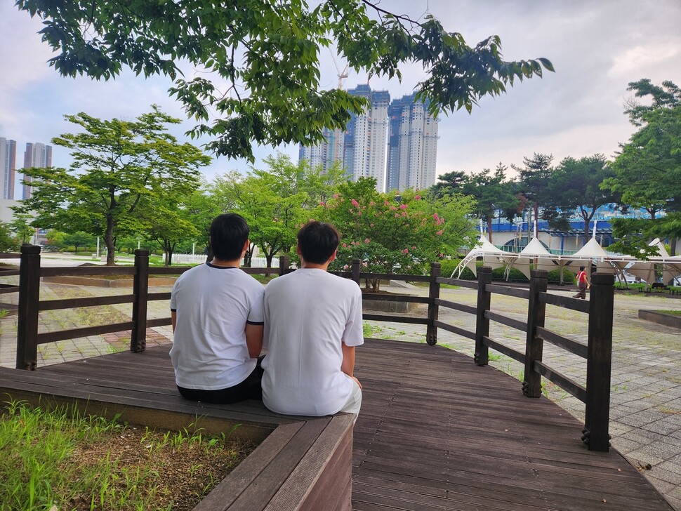 정현수(가명·왼쪽)군과 그의 아버지가 2025년 8월5일 충남 천안의 한 공원에서 대화를 나누고 있다. 장필수 기자 feel@hani.co.kr