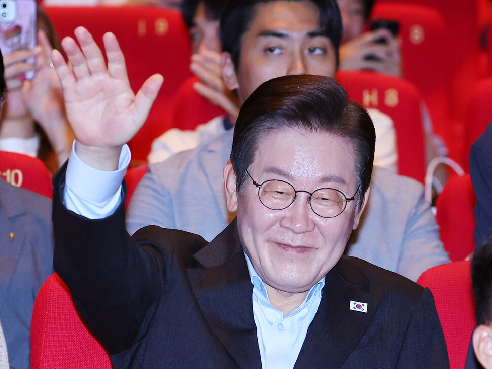 이재명 대통령이 20일 부산 해운대구 영화의전당에서 부산국제영화제 공식상영작 '극장의 시간들' 관람 전 관객에게 손을 흔들고 있다. 연합뉴스