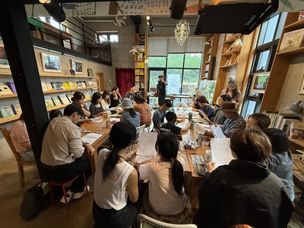 독립영화 참여자들이 영화 대본 연습을 하고 있다. 시옷책방