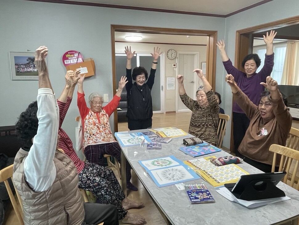 지난 10월22일 오후 1시께 경기 안성시 일죽면 송천리 서부경로당에서 ‘일죽동친’ 건강운동리더 하인녀(왼쪽 첫번째), 양석조(두번째), 김상숙(네번째)씨가 어르신들이 함께 운동하고 있다.
